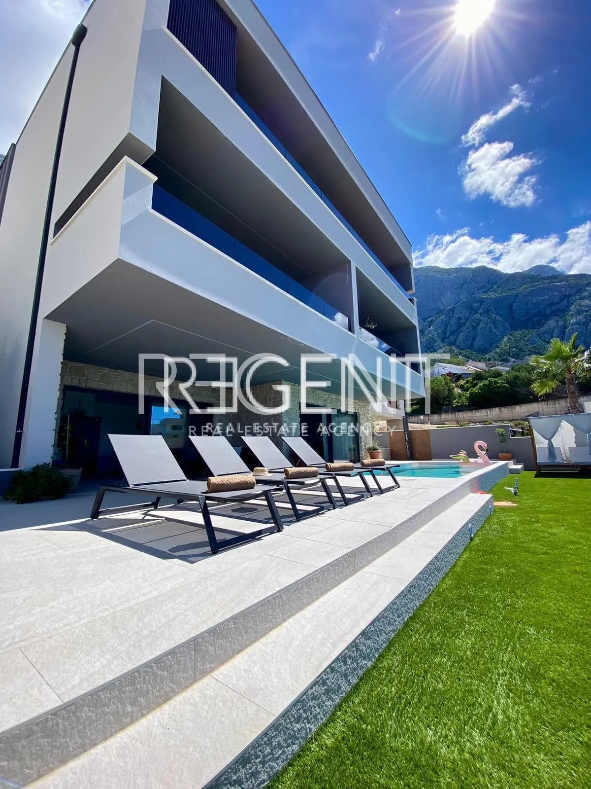 Makarska - Luxurious villa with three residential units