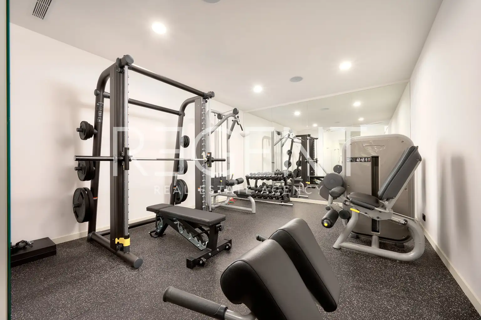 Split, Žnjan - Dvojizbový byt s loggiou a výhľadom na more