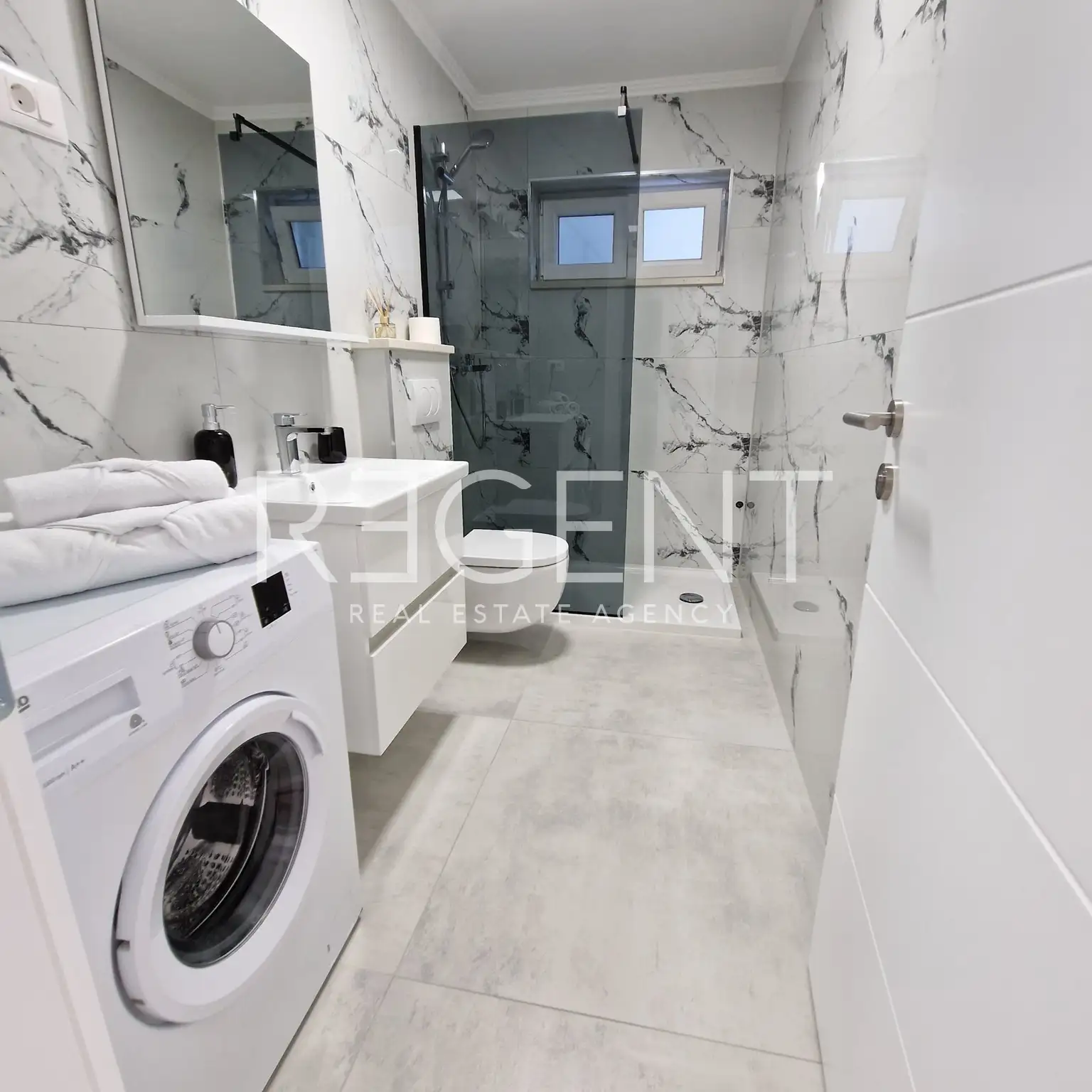 Split, Kamen - Appartement de trois pièces avec jardin privé