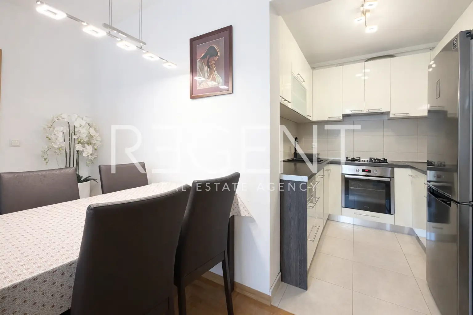 Zagreb, Trnje - appartamento con due camere, loggia e garage.