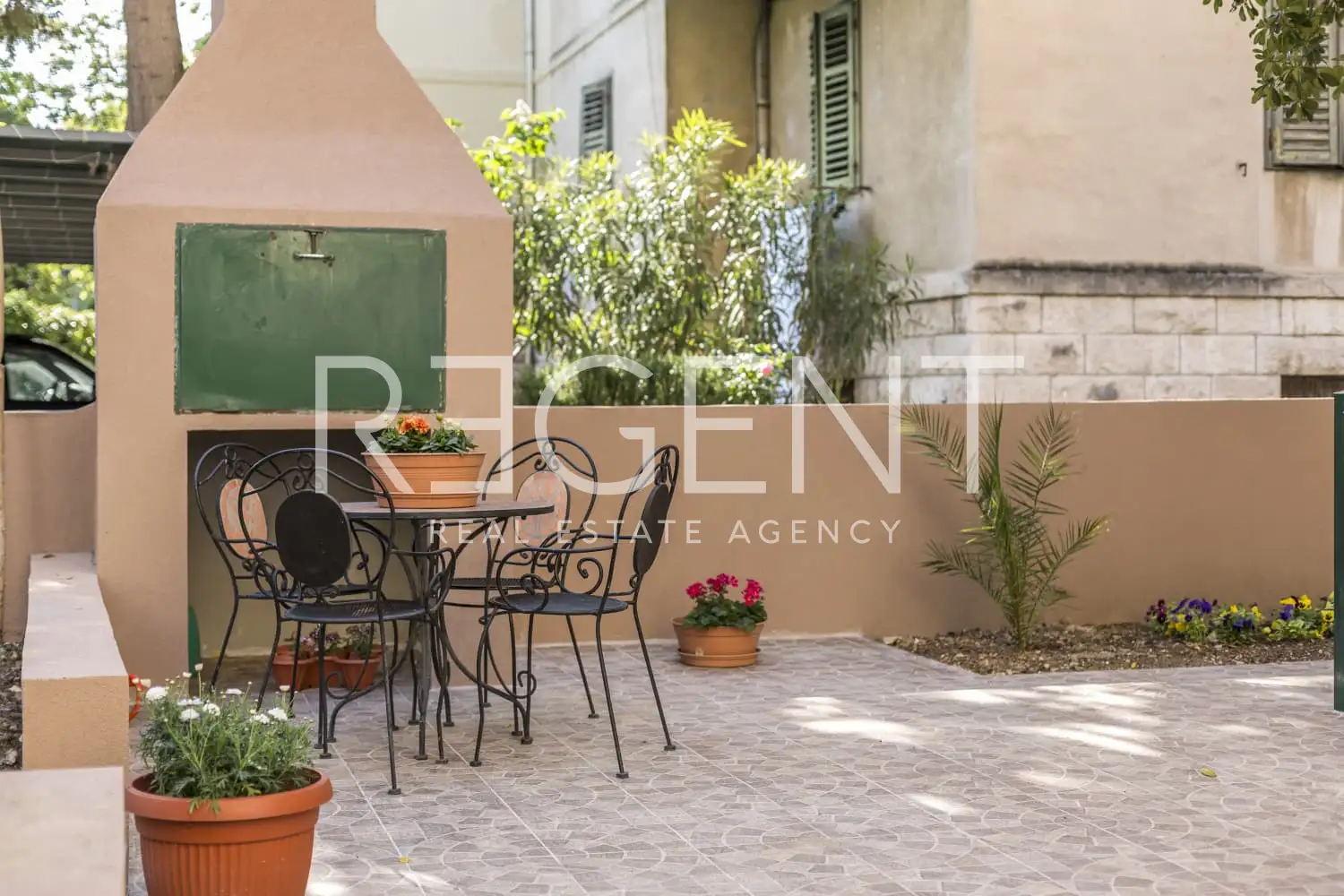 Split, Bačvice - Stan s 3 apartmanske jedinice i prostranim vrtom