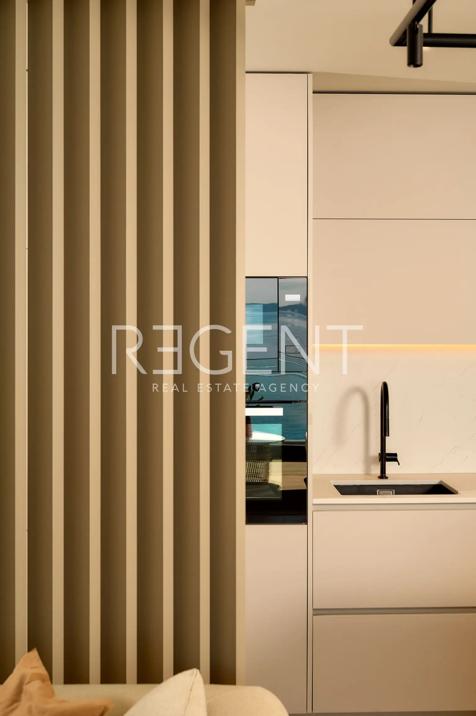 Split, Žnjan - Dvojizbový byt s loggiou a výhľadom na more