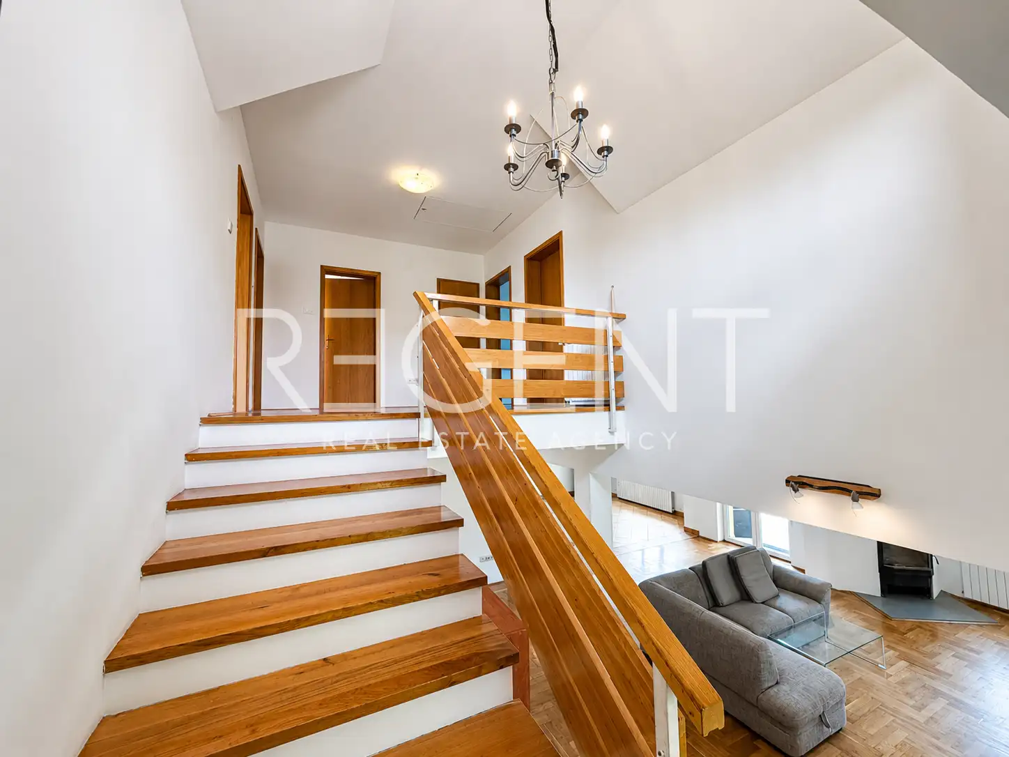 Dům 275 m² k pronájmu, Jazbina — zahrada, 2 garáže