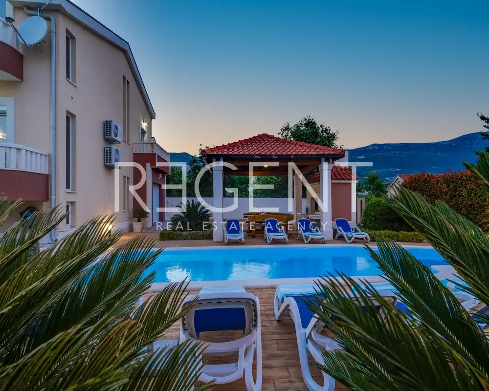 Split, Kaštela - Vila s bazenom i pogledom na more 333 m2