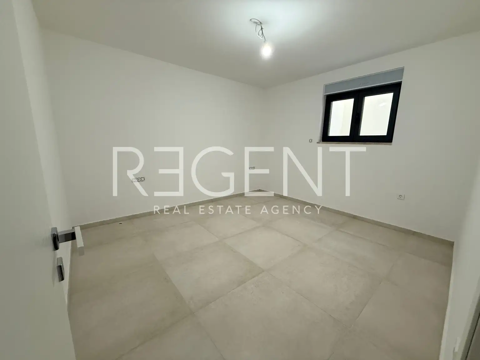 Rogoznica - Wohnung im Untergeschoss mit Terrasse und Meerblick