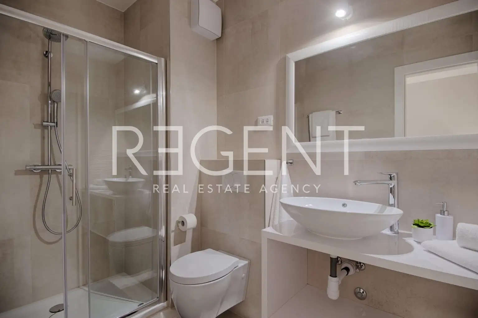 Split, Žnjan-dvosoban s balkonom, drugi red od mora