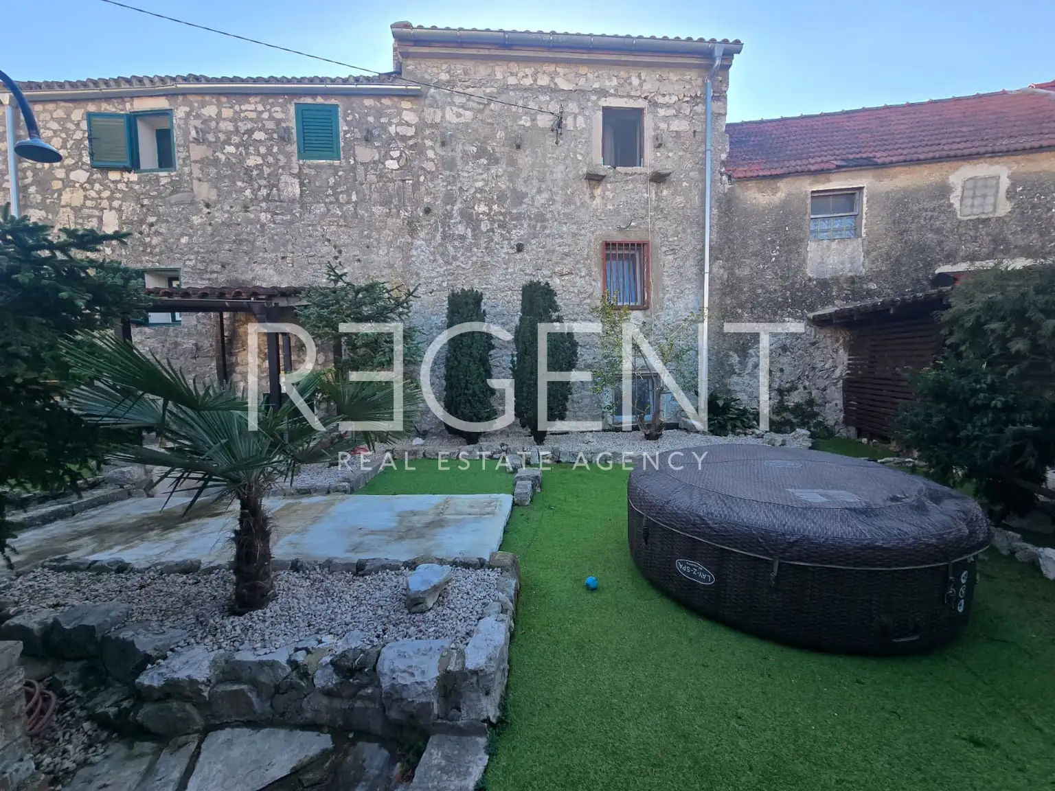 Turanj - Kamenný dom pri mori s dvorom