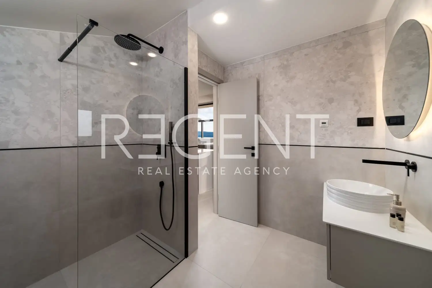 Podstrana - Moderná luxusná vila s bazénom a strešnou terasou