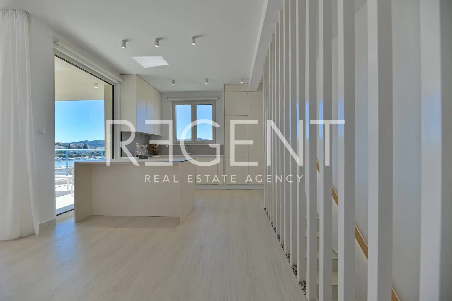 Seget Vranjica – moderna duplex vila s dva bazena i pogledom na more