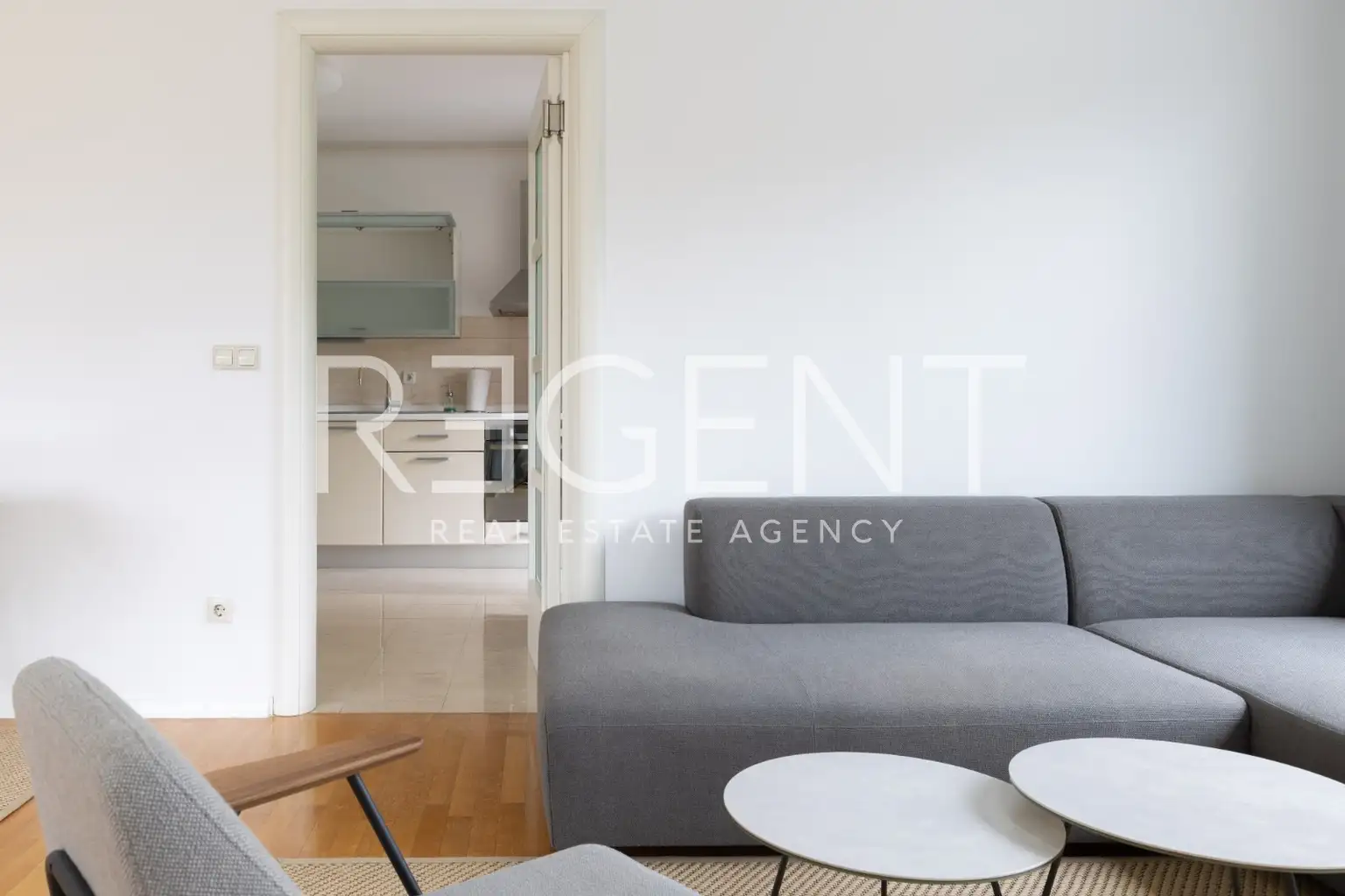 Zagreb, Centar -  Prostran dvosoban stan za najam u centru grada