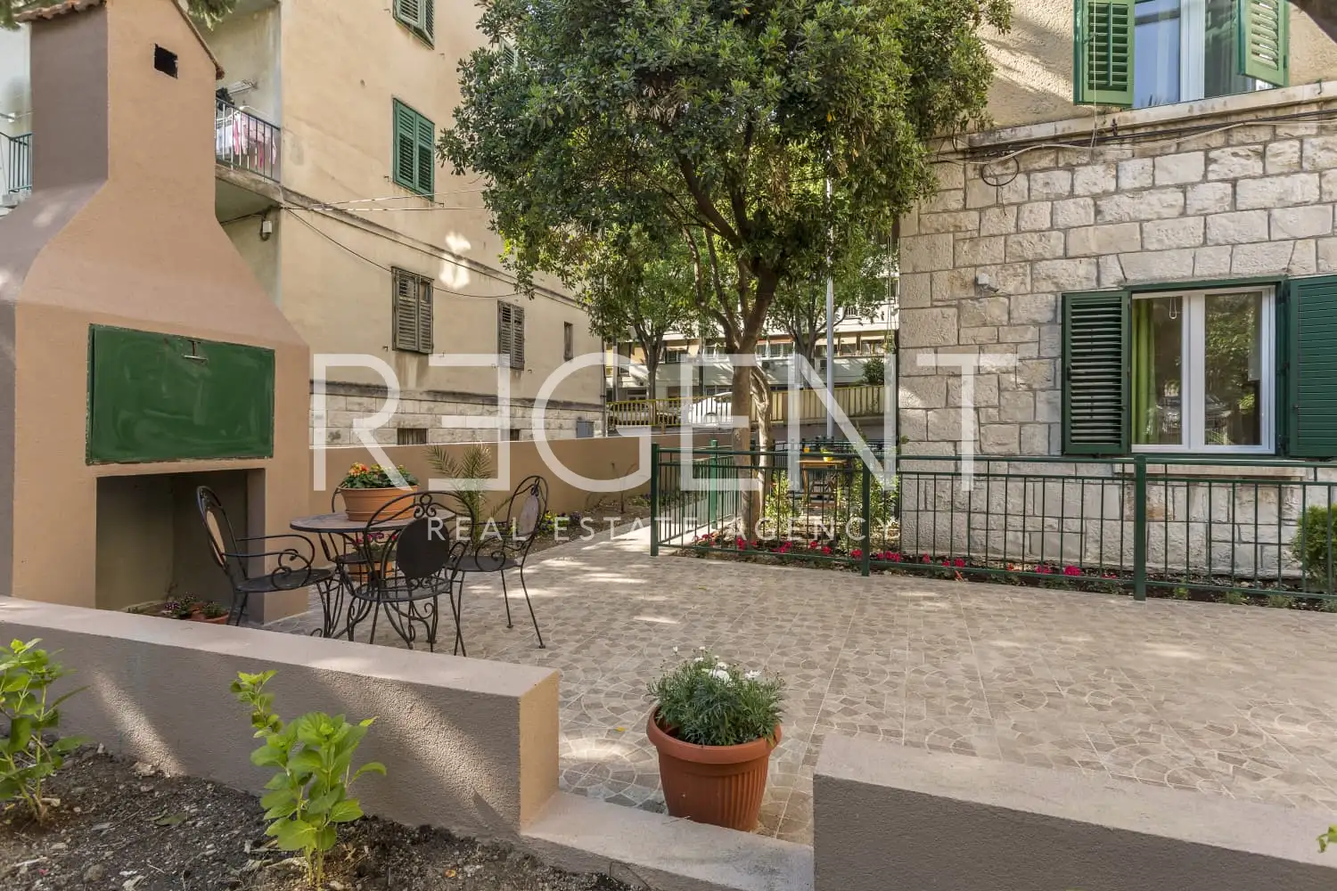 Split, Bačvice - Stan s 3 apartmanske jedinice i prostranim vrtom