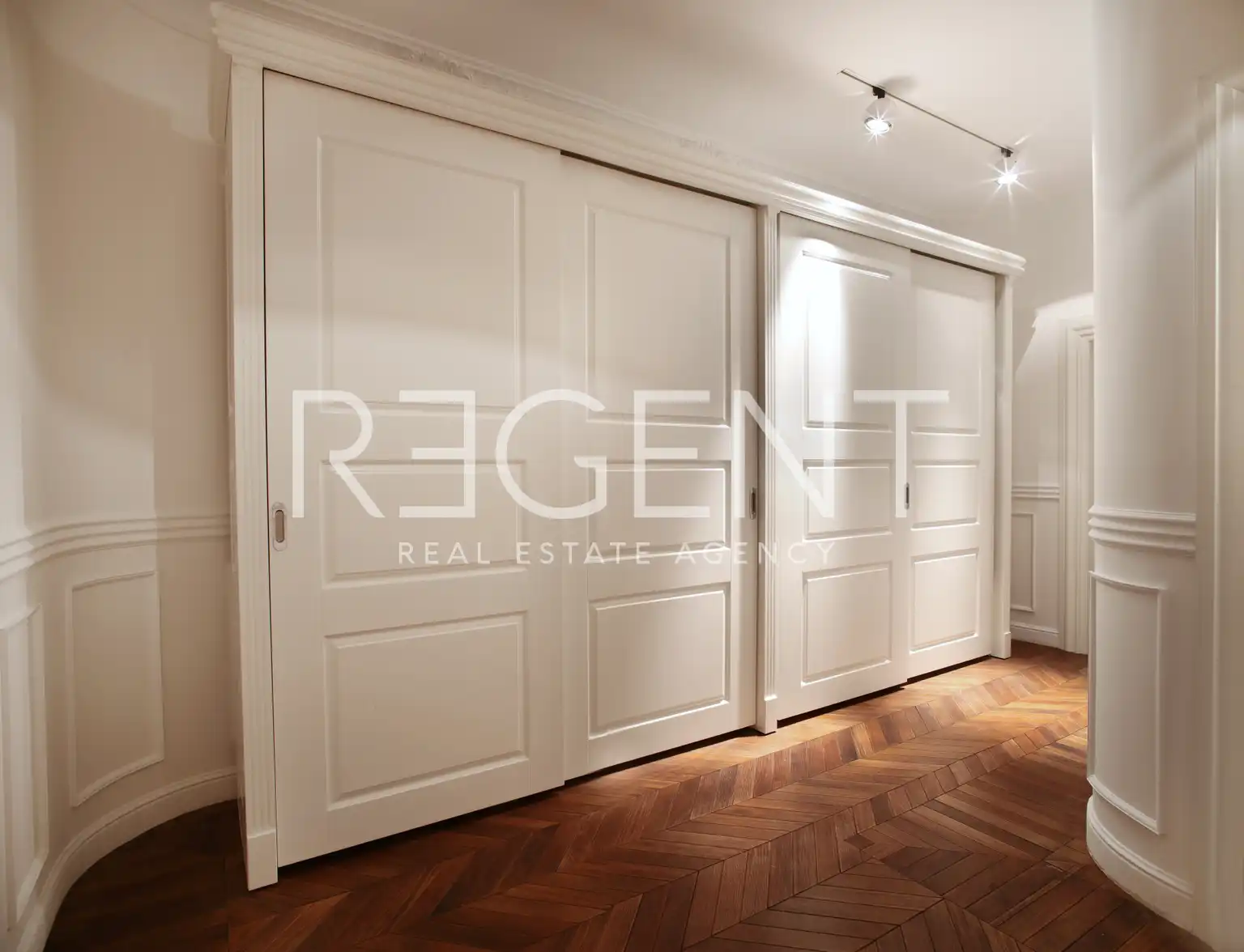 Zagreb, Donji grad, Marulićev trg – luksuzan ured od 280 m² za najam