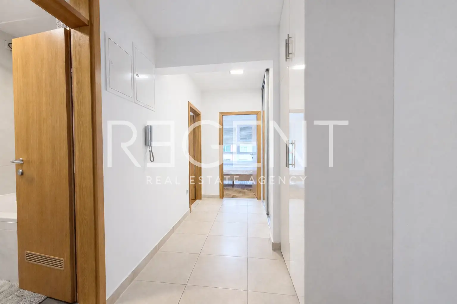 Zagreb, Trnje - appartamento con due camere, loggia e garage.