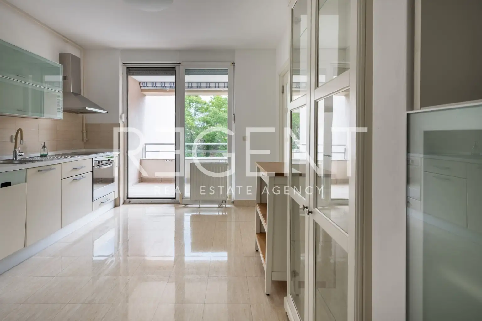 Zagreb, Centar -  Prostran dvosoban stan za najam u centru grada