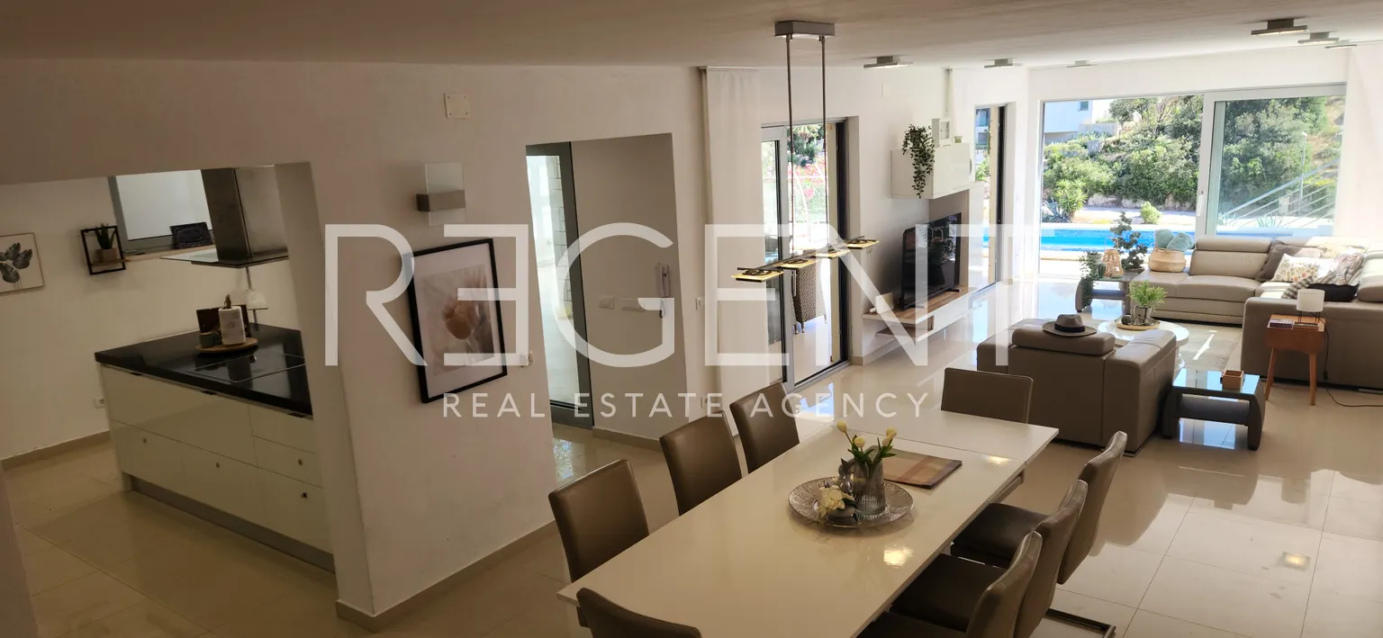 Korčula, Žrnovo - Vila prvi red uz more 280 m2