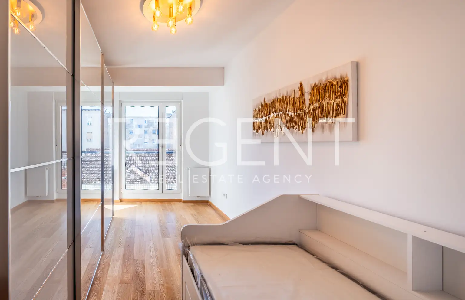 Zagreb, Centar - Četverosoban stan s parkingom, prvi najam