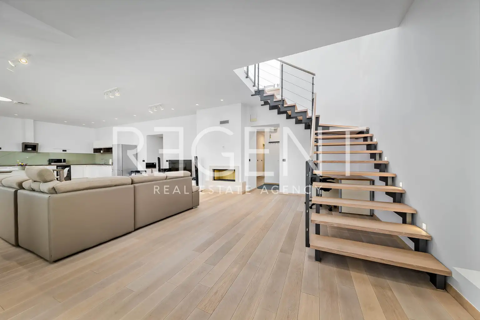 Zagabria, Centro - Lussuoso attico di quattro locali con grande terrazza di 225 m2