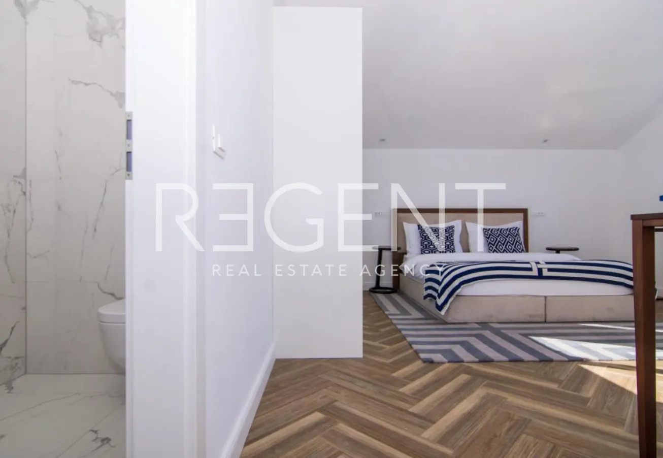 Trogir - Moderan, peterosobni penthouse s terasom i pogledom na more 185 m2