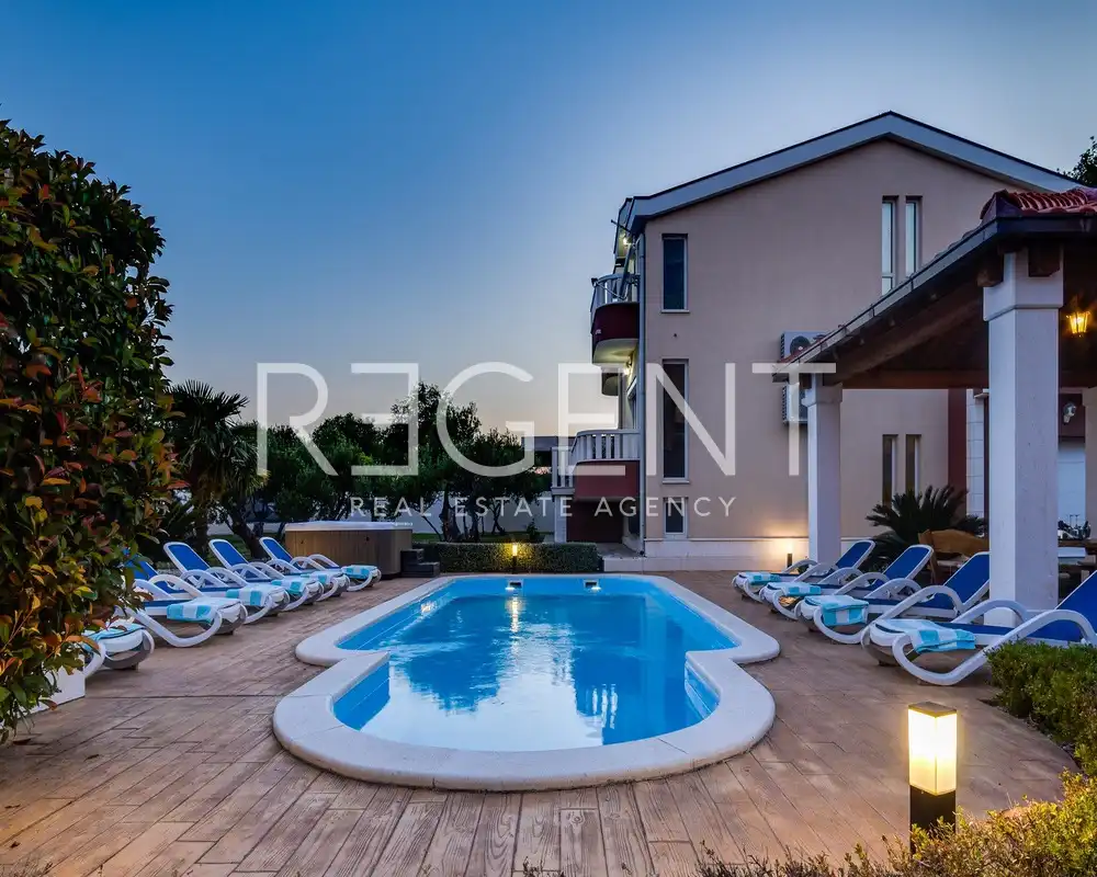 Split, Kaštela - Vila s bazenom i pogledom na more 333 m2