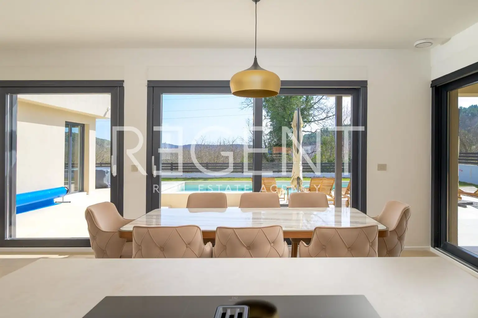 Rovinj- vila s bazenom u modernoj novogradnji