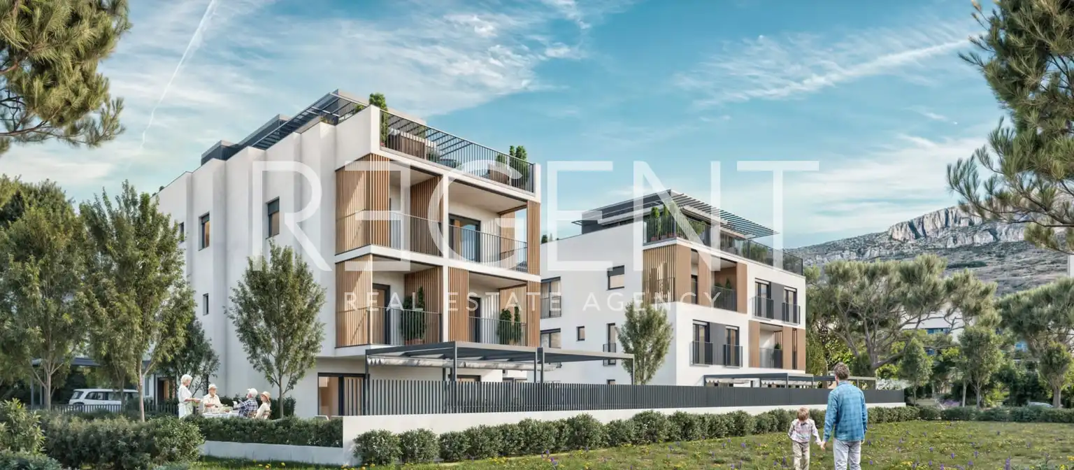 Kaštela, Kaštel Lukšić - četverosoban dvoetažni stan s terasom