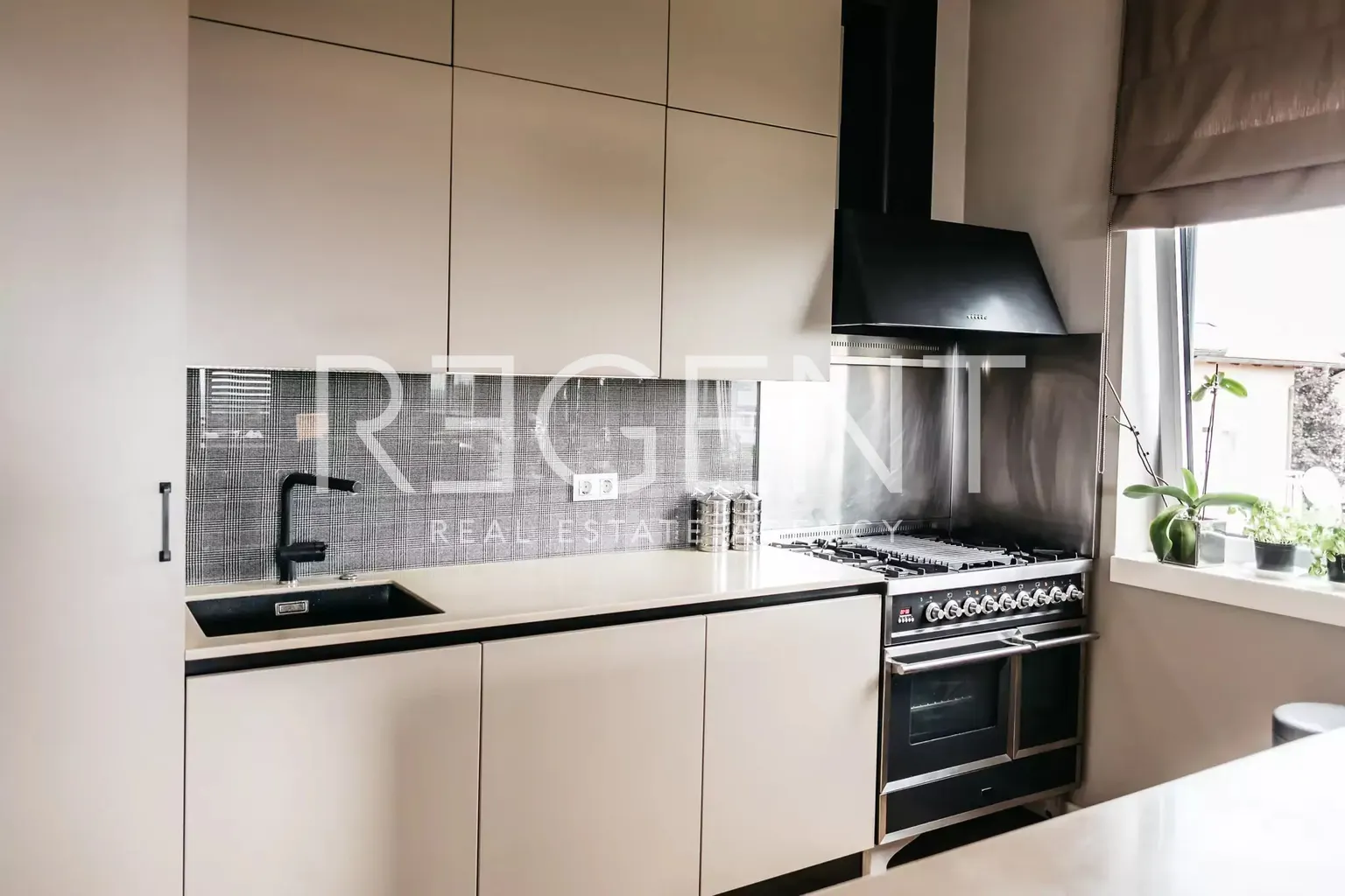 Záhreb, Maksimir – Štvorizbový zariadený penthouse s nádherným výhľadom na prírodu