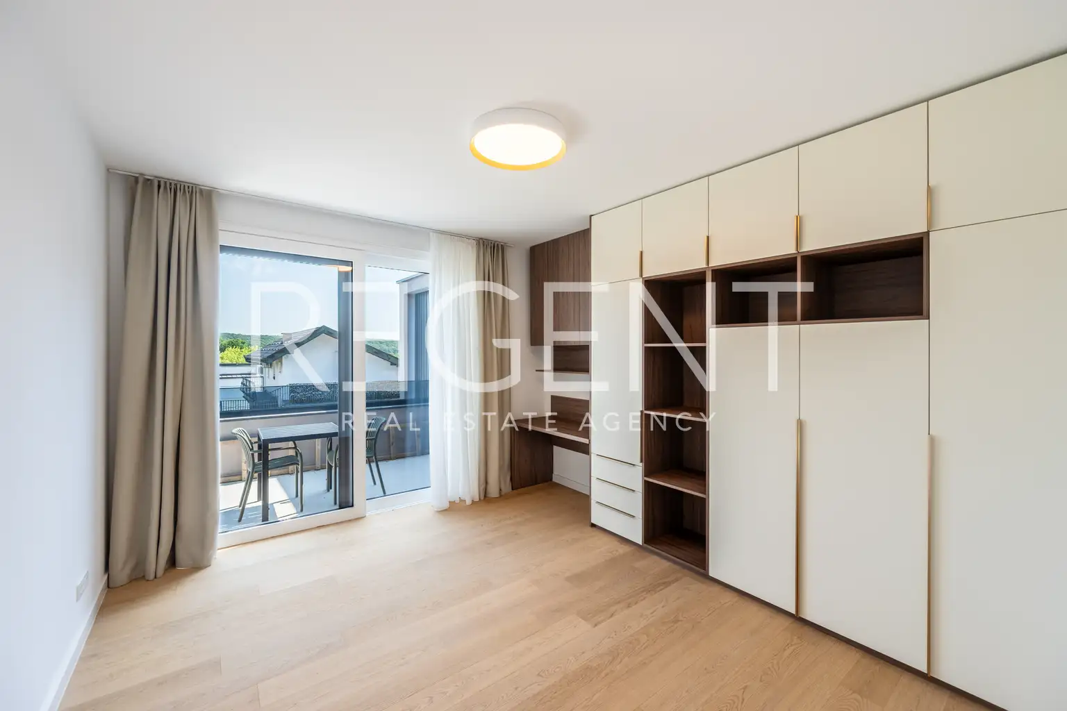 Vila 240 m² za najem, Gornji Bukovac — bazen, garaža