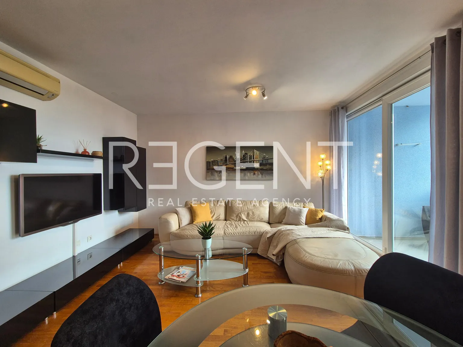 Split, Žnjan - Dvosoban stan s lođom i pogledom na more 57 m²