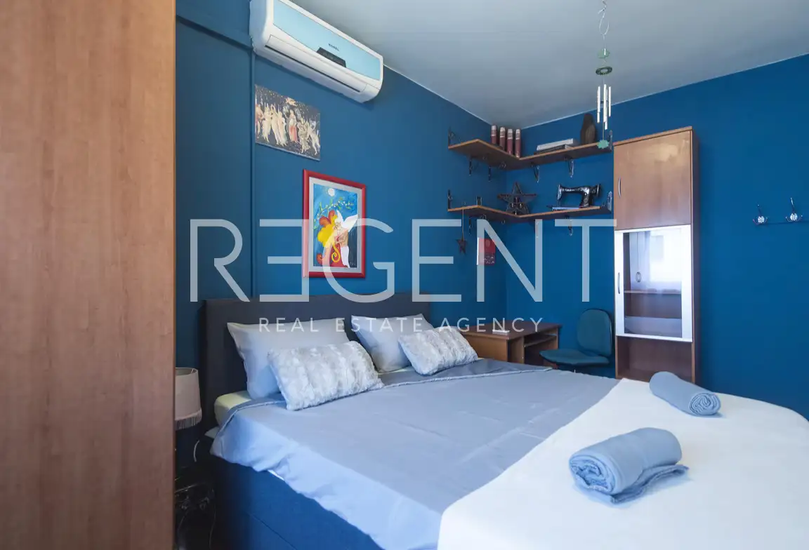 Split, Bačvice - Trosoban stan sa loggiom