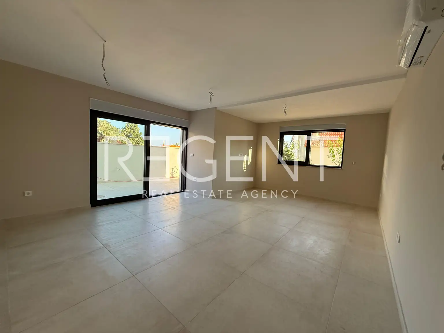 Rogoznica - Wohnung im Untergeschoss mit Terrasse und Meerblick