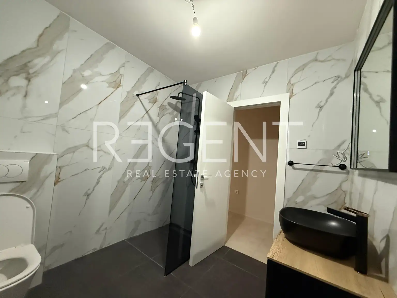 Rogoznica - Wohnung im Untergeschoss mit Terrasse und Meerblick