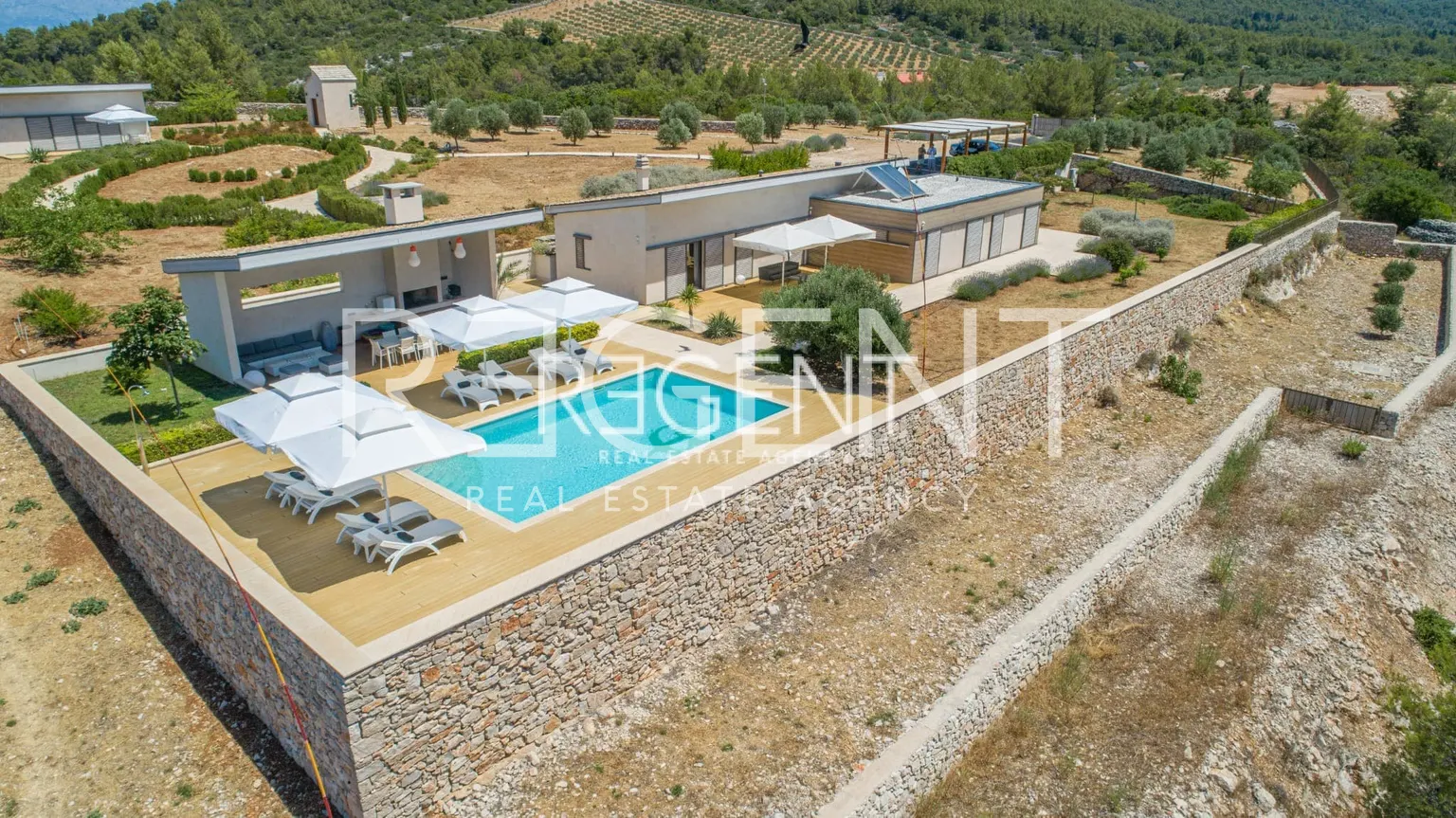 Hvar, Ivan Dolac - majetok v srdci ostrova 140 000m2