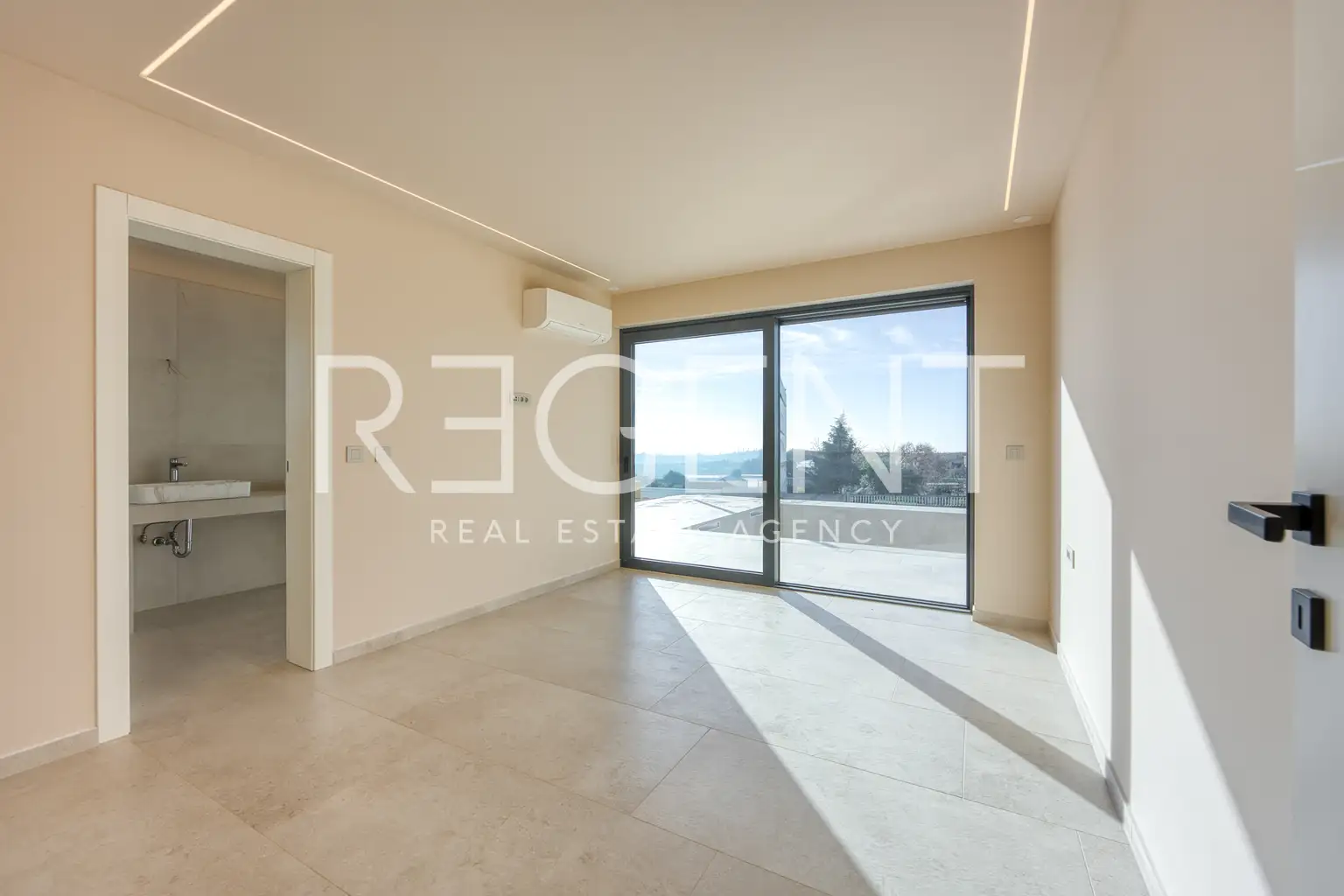 Poreč – Moderna vila s krovnom terasom