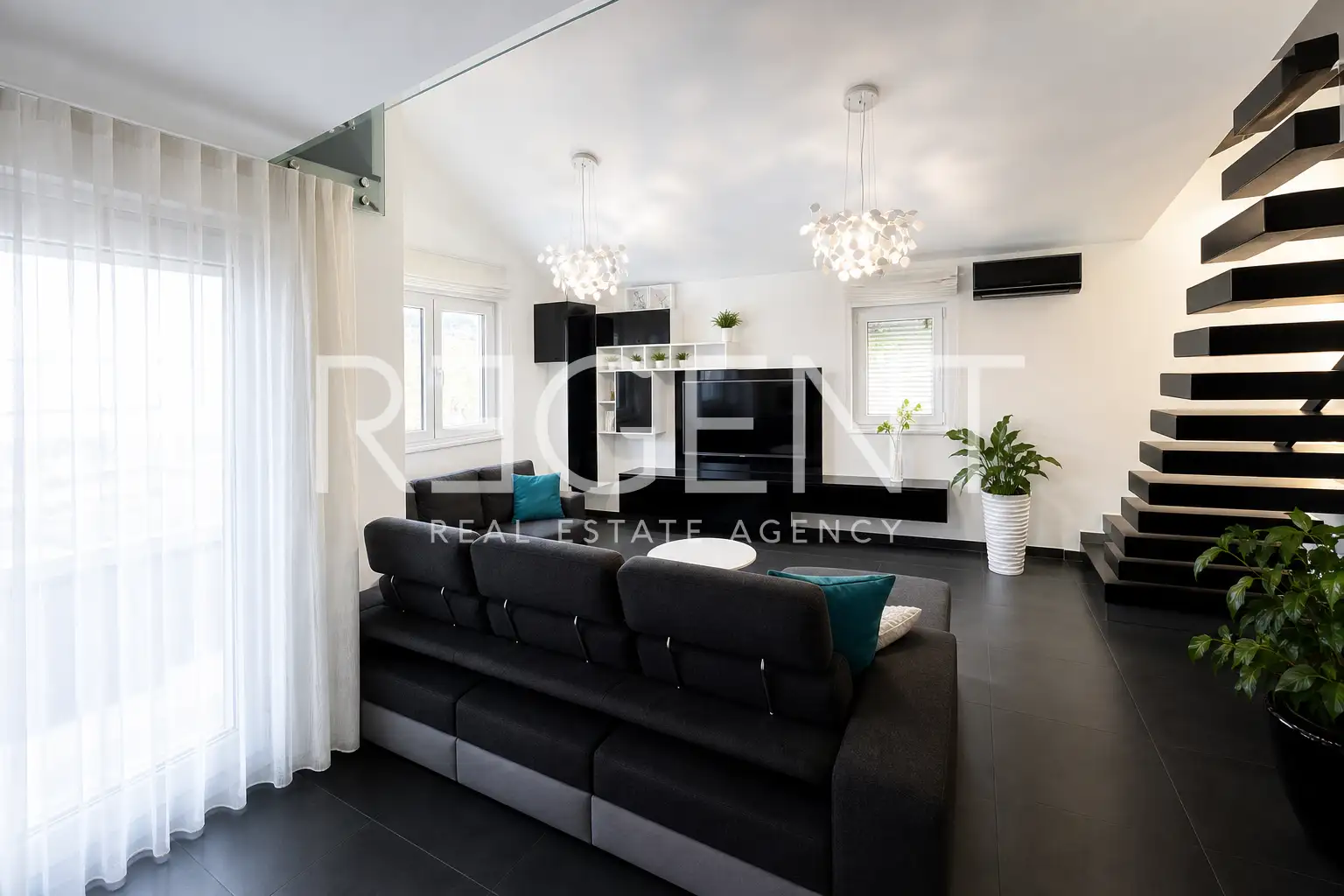 Trogir – Dvoetažni penthouse 234 m², pogled na more, garaža