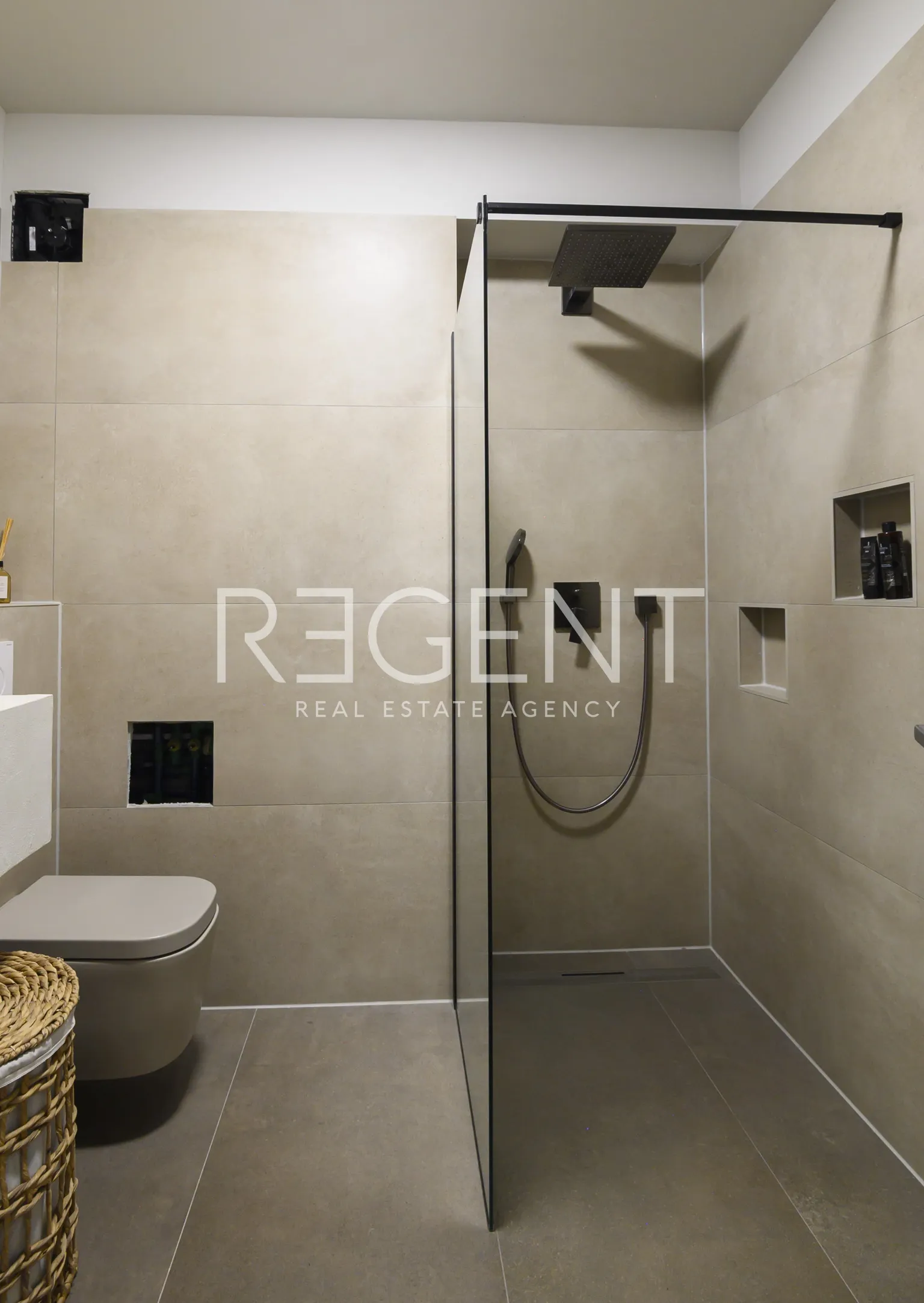 Split, Strožanac - Dvoetažni penthouse s lođom i terasom