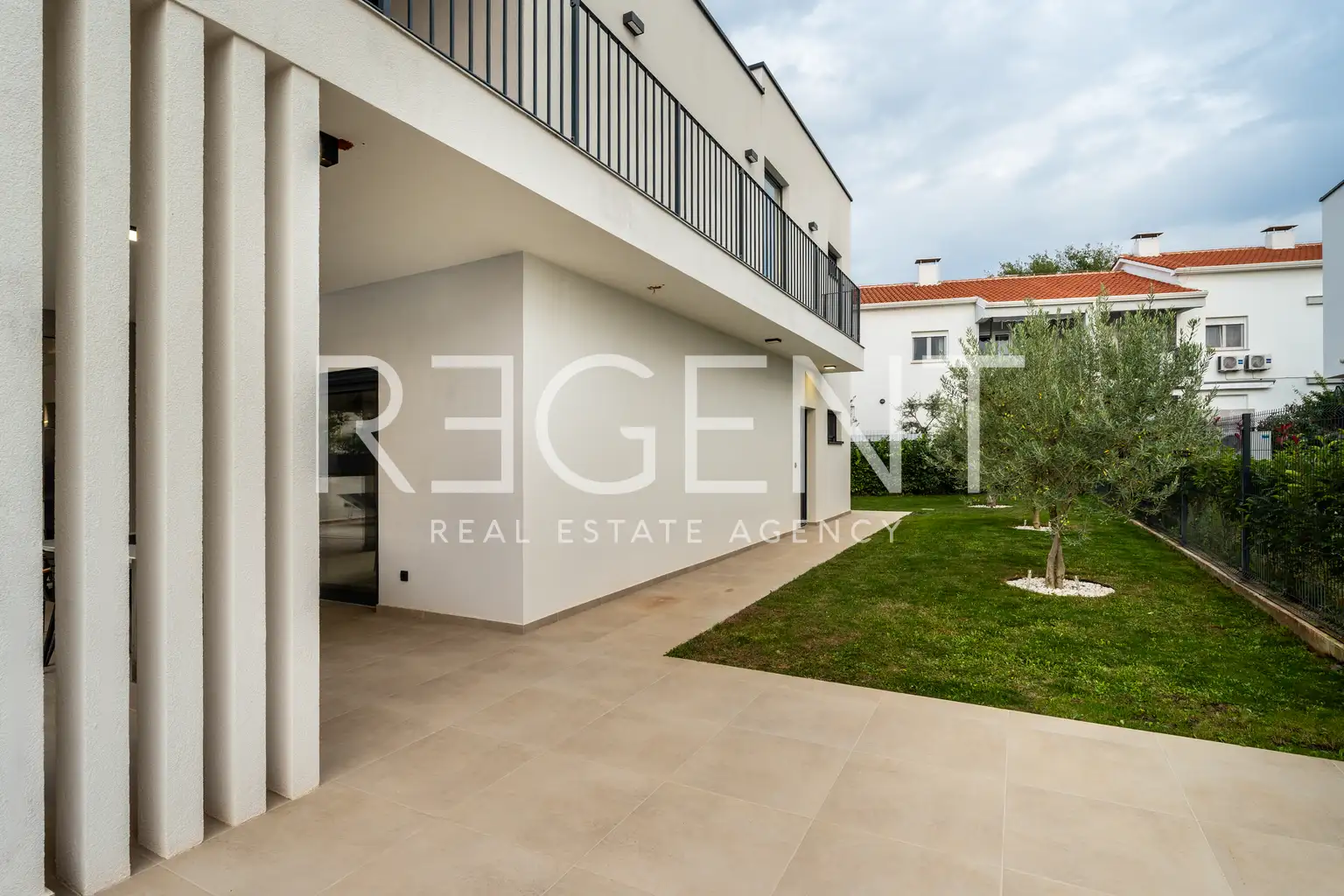 Poreč, okolica - vila 140m² s bazenom i jacuzzijem, useljiva