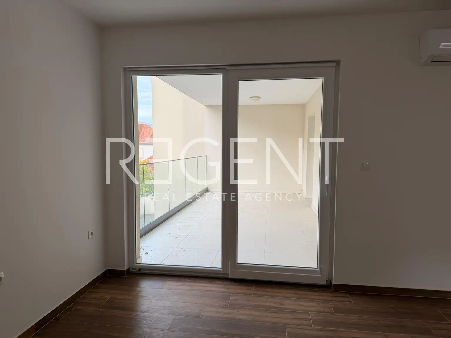 Čiovo, Okrug Gornji - Appartement une chambre, premier rang face à la mer