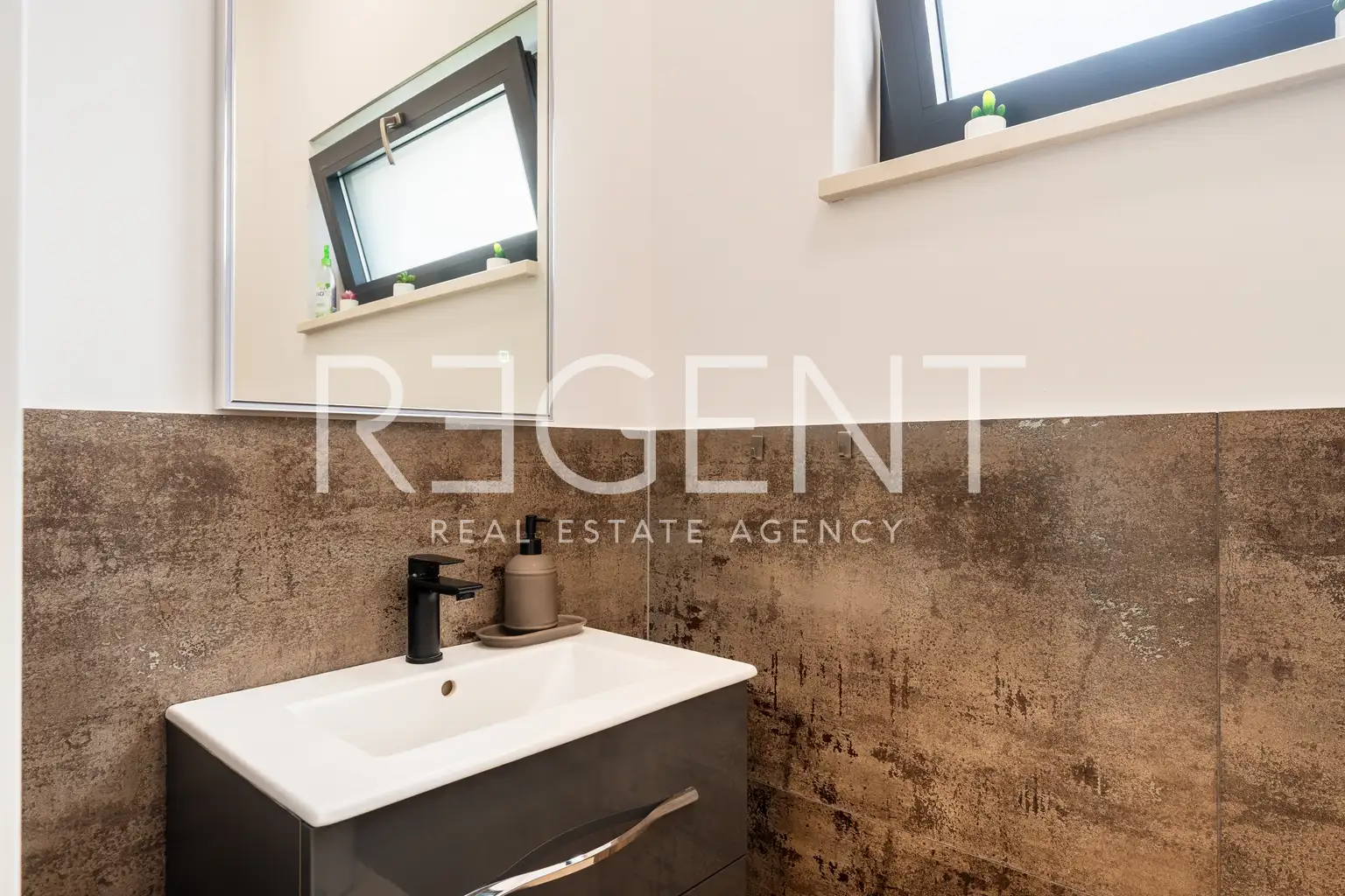 Poreč, okolica - vila 140m² s bazenom i jacuzzijem, useljiva