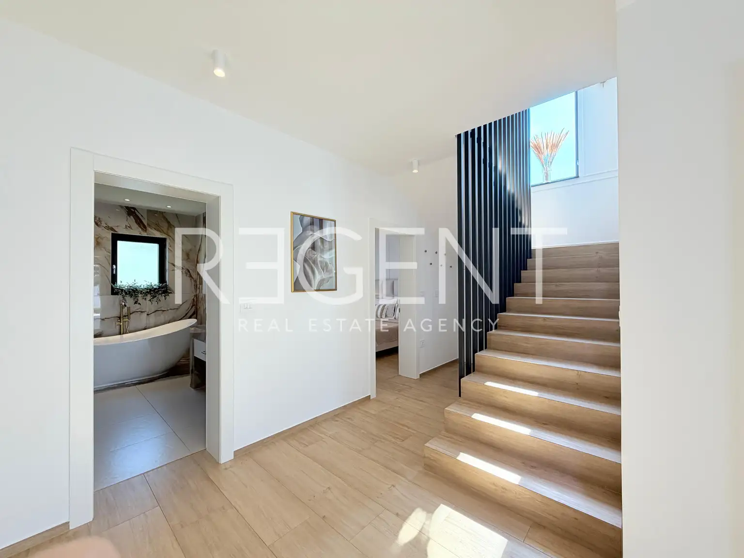 Vila 200 m², Pula — 3 spavaće sobe, grijani bazen, garaža, sauna
