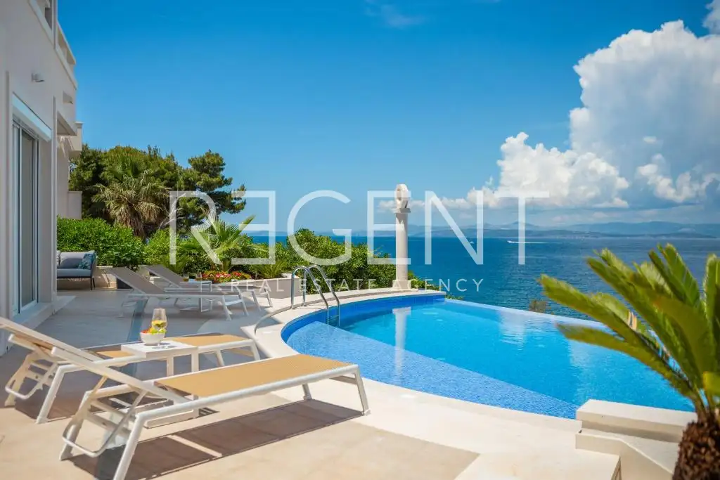 Brač - Moderna vila prvi red uz more