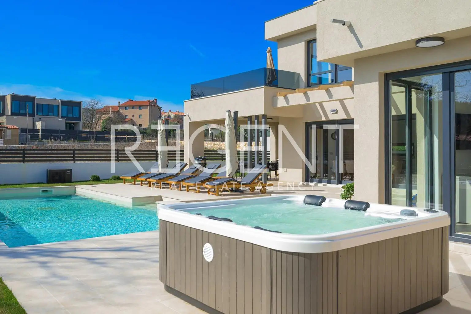 Rovinj- vila s bazenom u modernoj novogradnji
