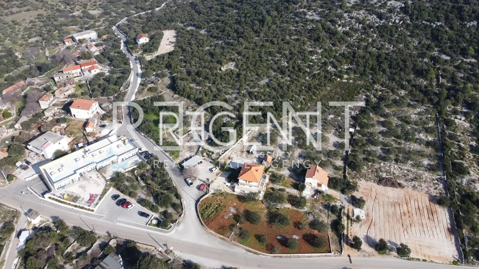 Trogir, Marina - dom s stavebným pozemkom o rozlohe 13000m2