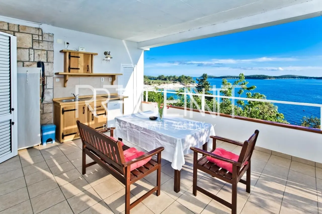 Hvar - Vila prvý rad pri mori