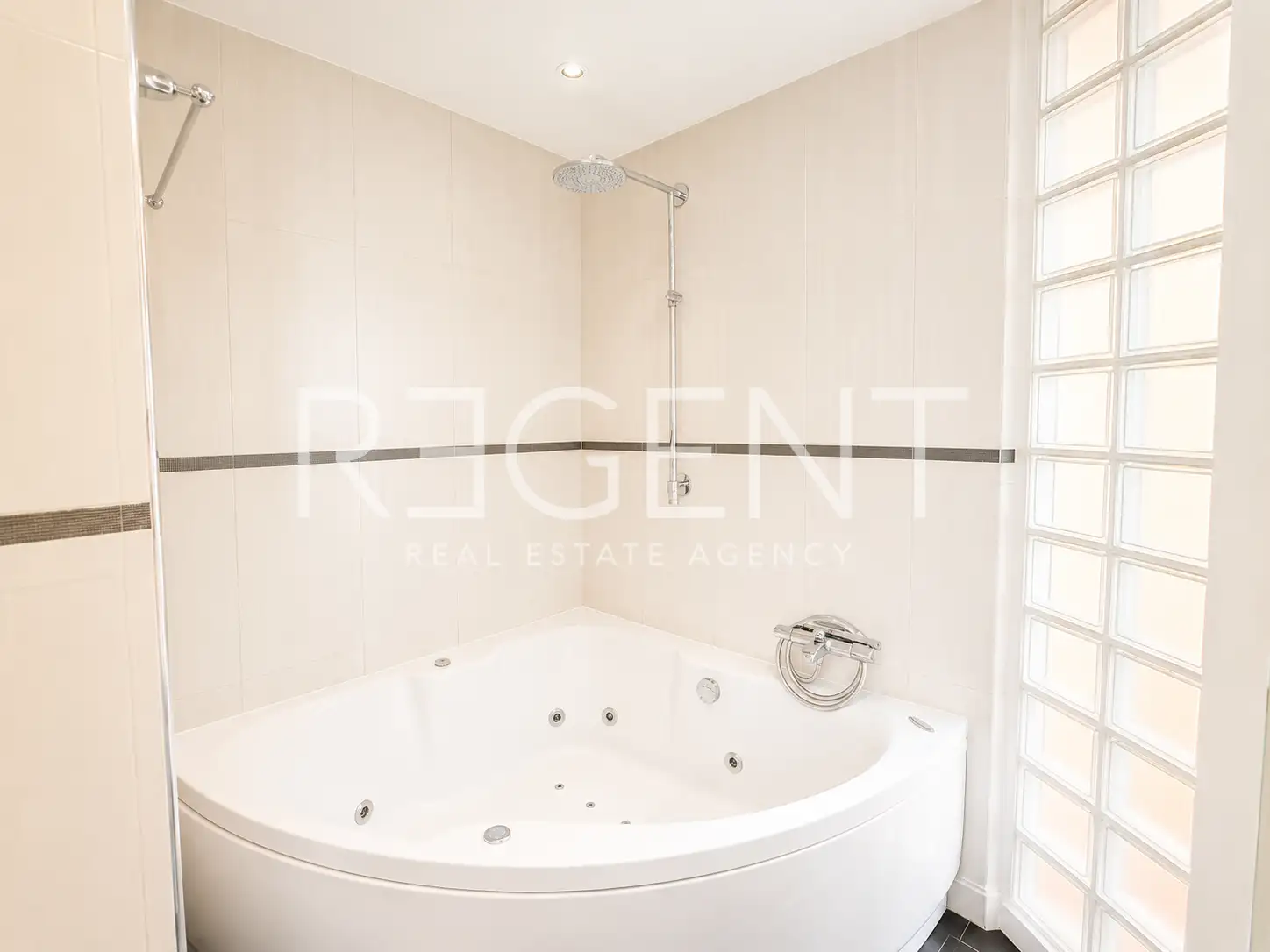 Záhreb, Medveščak – byt 150 m² na prenájom, 4 spálne, loggia, garáž