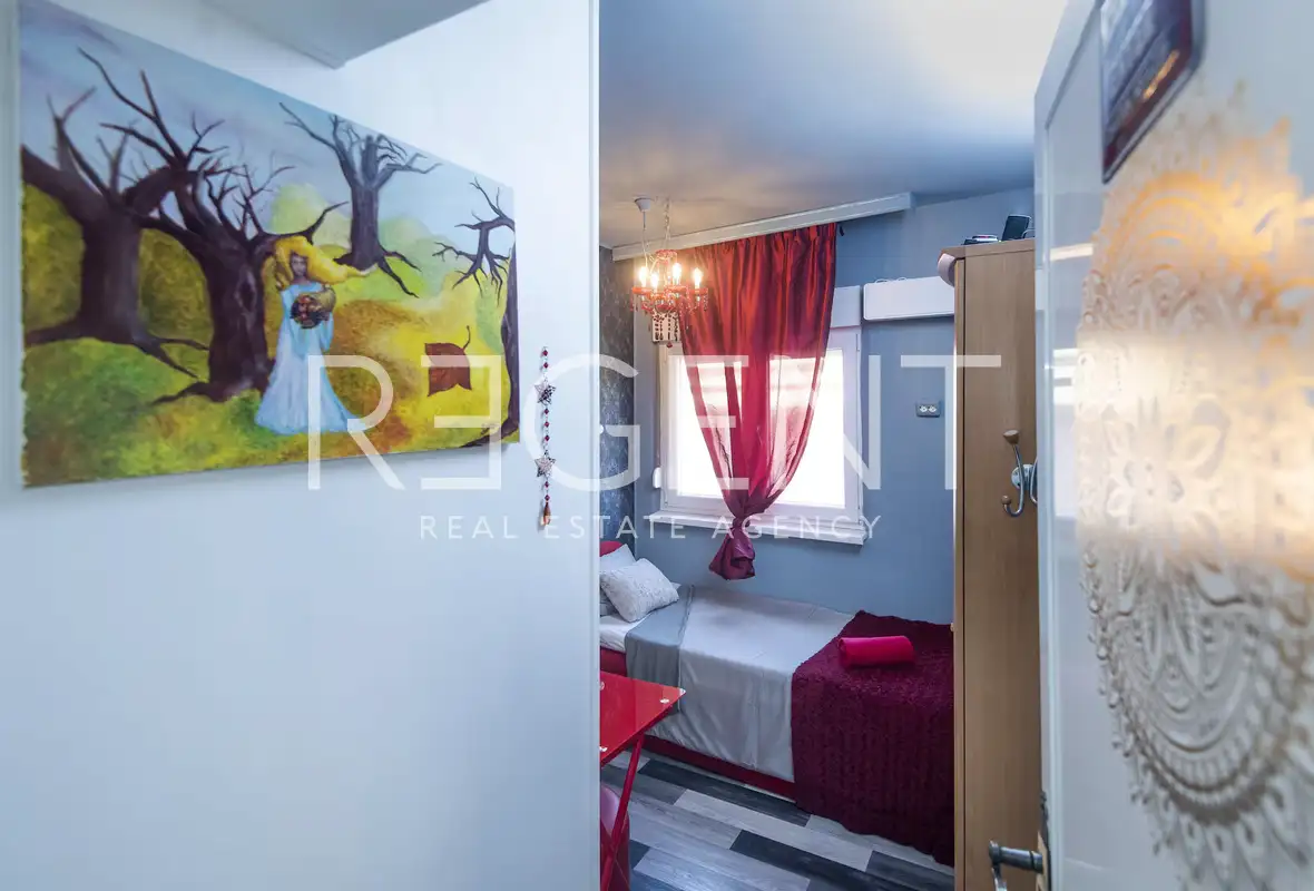 Split, Bačvice - Trosoban stan sa loggiom