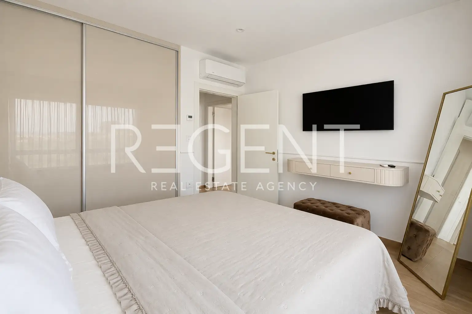 Vila 200 m², Pula — 3 spavaće sobe, grijani bazen, garaža, sauna