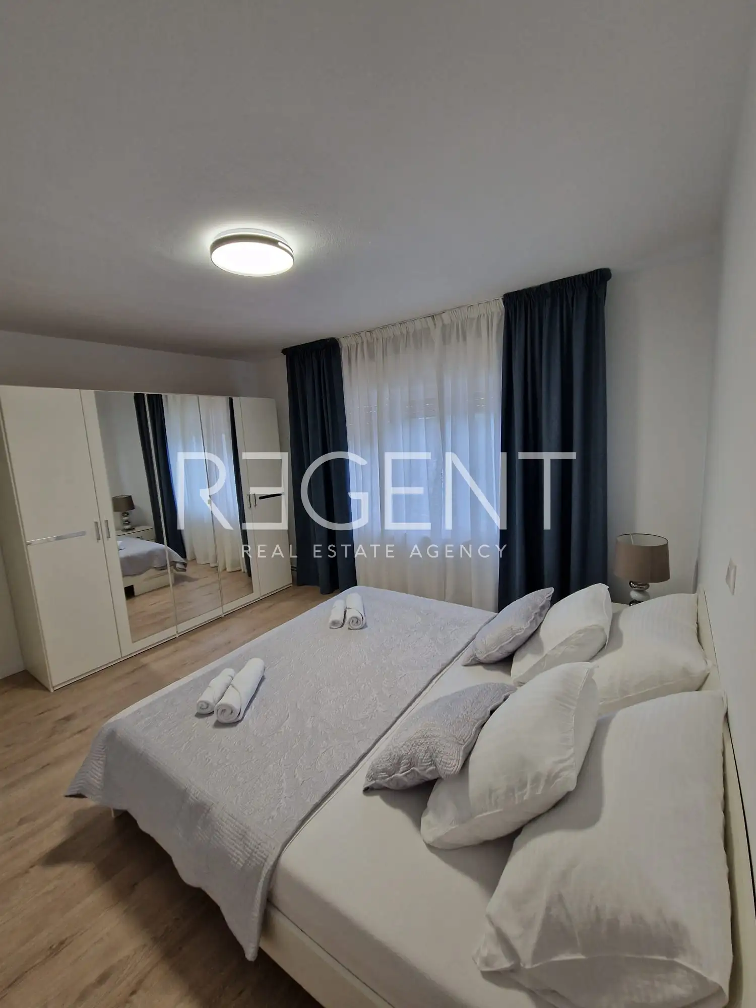Split, Kamen - Appartement de trois pièces avec jardin privé