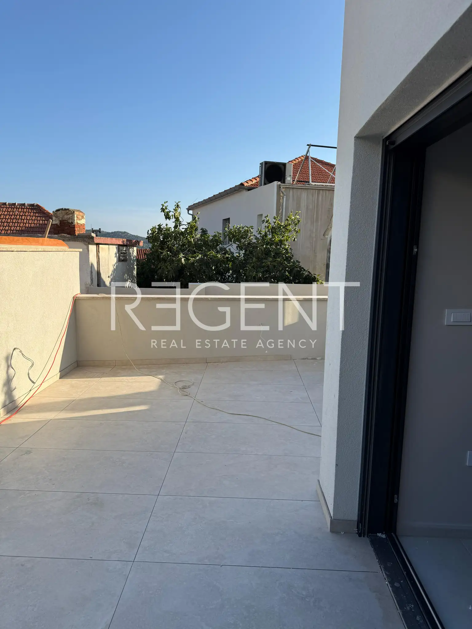 Rogoznica - Wohnung im Untergeschoss mit Terrasse und Meerblick