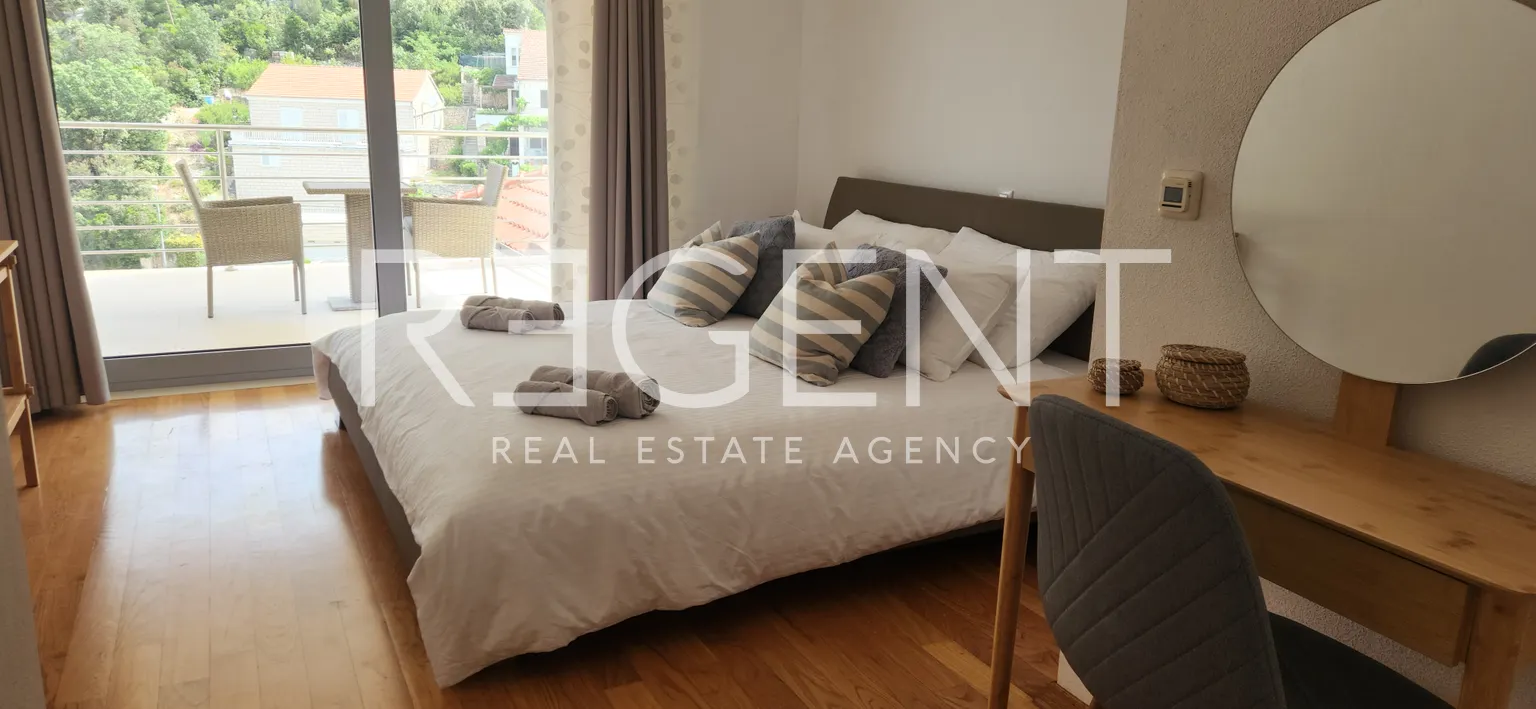 Korčula, Žrnovo - Vila prvi red uz more 280 m2