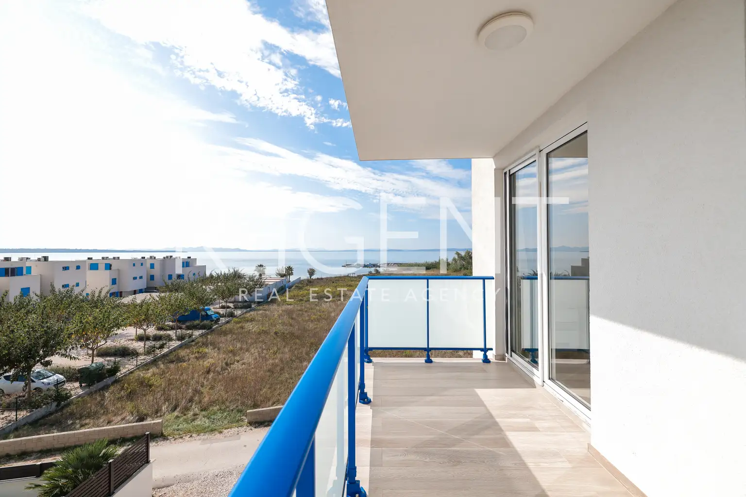 Privlaka - Dom szeregowy z basenem i tarasem na dachu.